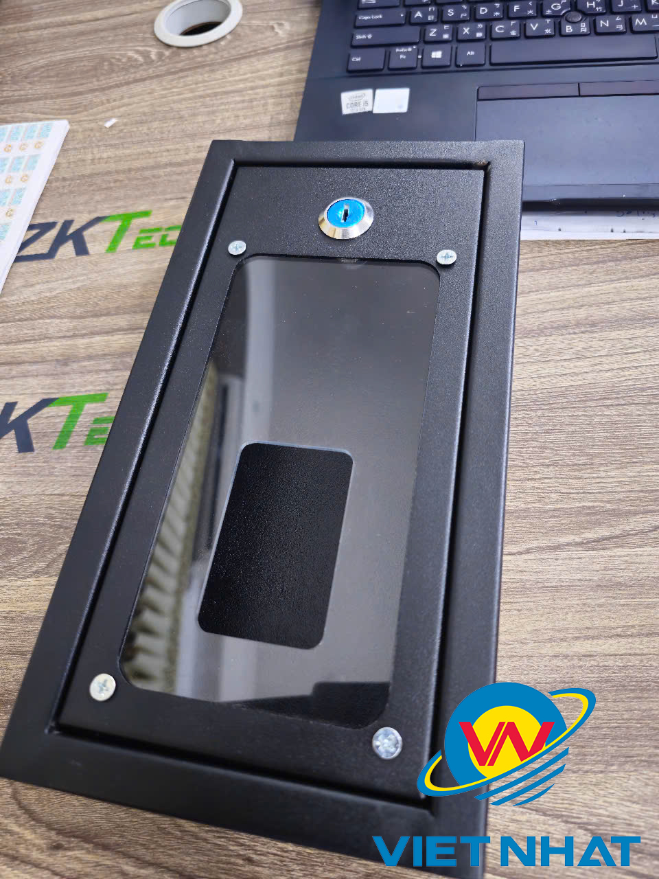 Ảnh hộp bảo vệ máy chấm công kiểm soát cửa F18 hoặc SF200